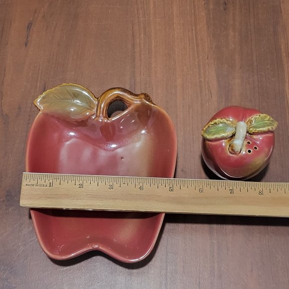 Vintage Salt and Pepper Shakers On Apple Tray - Picture 9 of 15